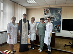 Клирики Россошанского благочиния посетили родильные отделения районных больниц