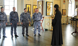 Священнослужитель провел беседу о Страстной седмице с сотрудниками Росгвардии в Острогожске