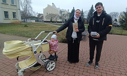 Молодежный актив Россошанского благочиния в г. Россошь провел акцию в честь Дня матери