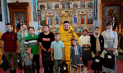 В храме Вознесения Господня города Калач был совершен молебен об учащих и учащихся, а также подведены итоги акции «Собери ребенка в школу»