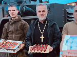 Настоятель Троицкого храма села Новая Калитва передал пасхальную снедь военнослужащим
