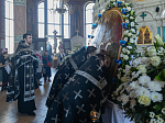 В пятницу Страстной седмицы епископ Дионисий совершил вечерню с выносом Плащаницы Спасителя в Ильинском кафедральном соборе г. Россошь