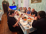 В трапезной Казанского храма прошел показ фильма «Притчи» и поздравление матушки Надежды
