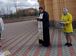 Великая суббота в Богучарском районе: священник освятил пасхальную снедь на сельских приходах
