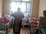 Священнослужители благочиния посетили отделения Россошанской районной больницы