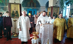 В Крещенский сочельник в храме святых апостолов Петра и Павла села Петропавловка совершена Литургия и чин великого освящения воды