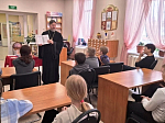 Клирик Россошанского благочиния посетил Марьевскую сельскую библиотеку