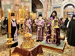 В канун Недели Крестопоклонной Преосвященнейший епископ Дионисий совершил всенощное бдение с чином выноса Креста в Свято-Троицком соборе Серафимо-Дивеевского монастыря