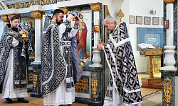 В Казанском храме города Павловска соборно совершена Литургия Преждеосвященных Даров