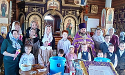 В храме Архистратига Божия Михаила села Воробьевка учащиеся воскресной группы поздравили прихожанок с праздником весны