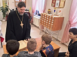 Клирик Россошанского благочиния посетил Марьевскую сельскую библиотеку