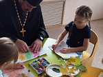 Священник в преддверии Дня отца посетил детский сад «Колокольчик»