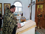 На приходах Богучарского благочиния священник совершил Таинство Соборования