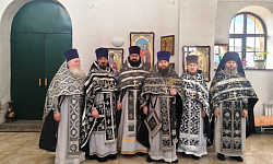 Духовенством Каменского благочиния соборно совершена Литургия Преждеосвященных Даров в храме прп. Сергия Радонежского пгт. Подгоренский