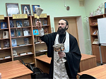 Духовник воскресной школы «Добро» совершил молебен, кропление и пообщался с родителями учащихся