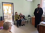 Священнослужитель поздравил участников Россошанского общества слепых с Днем пожилого человека