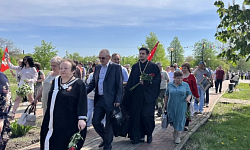 В День Великой Победы в селе Митрофановка прошли богослужения и торжественный памятный митинг