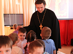 Священнослужитель рассказал детям о Боге