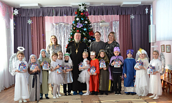 Благочинный Репьевского церковного округа поздравил воспитанников местного детского сада с Рождеством Христовым