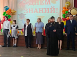 В День знаний благочинный Каменского района поздравил учащихся Каменской СОШ №1