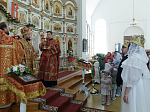 Епископ Россошанский и Острогожский Дионисий совершил венчальную Литургию в храме святителя Митрофана, первого епископа Воронежского, села Верхний Мамон