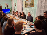 В трапезной Казанского храма поселка Каменка молодежь «Круг радости» обсудила фильм «Мы из будущего»