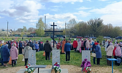 На Радоницу в храмах Калачеевского благочиния совершена Литургия и панихида на кладбищах