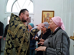 На приходах Богучарского благочиния священник совершил Таинство Соборования