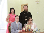 Клирик благочиния поздравил новобрачных 