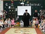 Священник в святочные дни посетил детские воспитательные учреждения