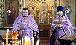 Благочинный Калачеевского церковного округа иерей Иоанн Суздальцев познакомил прихожан Петропавловского храма с иереем Ярославом Манохиным