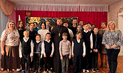 Священник провел беседу со школьниками села Волошино Острогожского района о Рождестве и Крещении