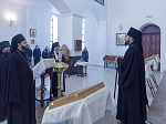 Преосвященнейший епископ Дионисий возглавил служение Божественной литургии в Воскресенском соборе Белогорского мужского монастыря