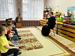 В городе Россошь клирик Россошанского благочиния посетил детский сад № 7