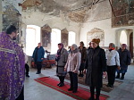 На приходах Богучарского благочиния священнослужитель совершил Таинство Соборования в преддверии Страстной седмицы