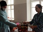 Представители отдела ЗАГС и духовенства Острогожского района поздравили рожениц районной больницы с Днем матери