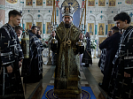 В пятницу Страстной седмицы Преосвященнейший епископ Дионисий совершил вечерню с выносом Плащаницы Спасителя в Ильинском кафедральном соборе Россоши