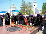 Духовенство и миряне Калачеевского церковного округа возложили цветы к мемориалу Памяти героев-калачеевцев
