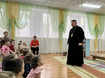 Священнослужитель посетил Россошанский детский сад