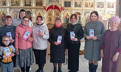 В воинском храме Сретения Господня города Острогожска поздравили прихожанок с Днем памяти святых жен-мироносиц
