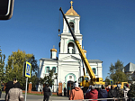 На колокольню Свято-Троицкого храма подняли три новых колокола