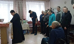 В психоневрологическом интернате поселка Пригородный Калачеевского района совершено таинство исповеди и причастия