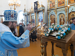 В праздник Казанской иконы Божией Матери Преосвященнейший епископ Дионисий совершил Литургию в Казанском храме пгт. Каменка