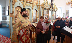 В п. Каменка прихожане поздравили священника с 16-летием священнической хиротонии