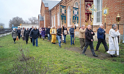 В с. Верхний Мамон торжественно отметили престольный праздник в Свято-Митрофановском храме