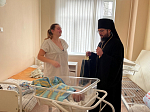 В Рождественский сочельник Преосвященнейший Дионисий, епископ Россошанский и Острогожский, посетил посетил акушерское отделение Россошанской районной больницы