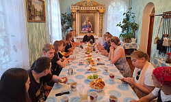 В трапезной Казанского храма в поселке Каменка молодежь посмотрела фильм «Страсти по Матвею»