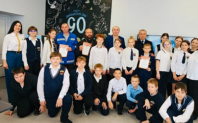 В Воробьевской школе прошла встреча ко Дню отца с участием родителей и настоятеля местного храма иерея Игоря Подопригорина