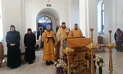 В храме Святой Живоначальной Троицы села Новомеловатка состоялся благодарственный молебен: жители вознесли молитву о благодеяниях Божиих