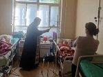 Священнослужители благочиния посетили отделения Россошанской районной больницы